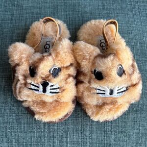 UGG Fluff Yeah Tiger stuffie kids Furry house shoes Slippers slides size 6 NWOT